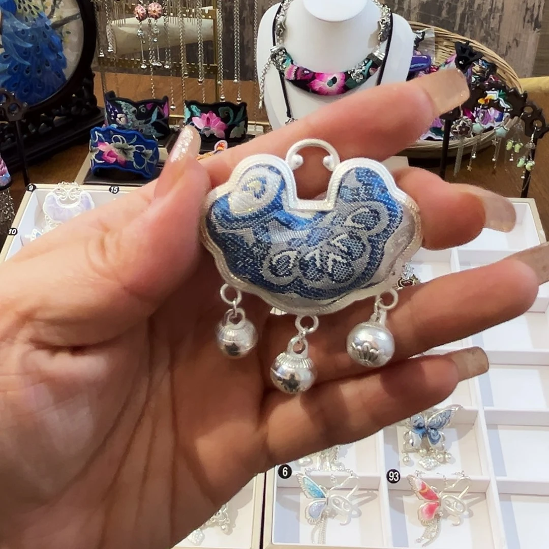 布艺非金属非遗苗绣手工吊坠项链