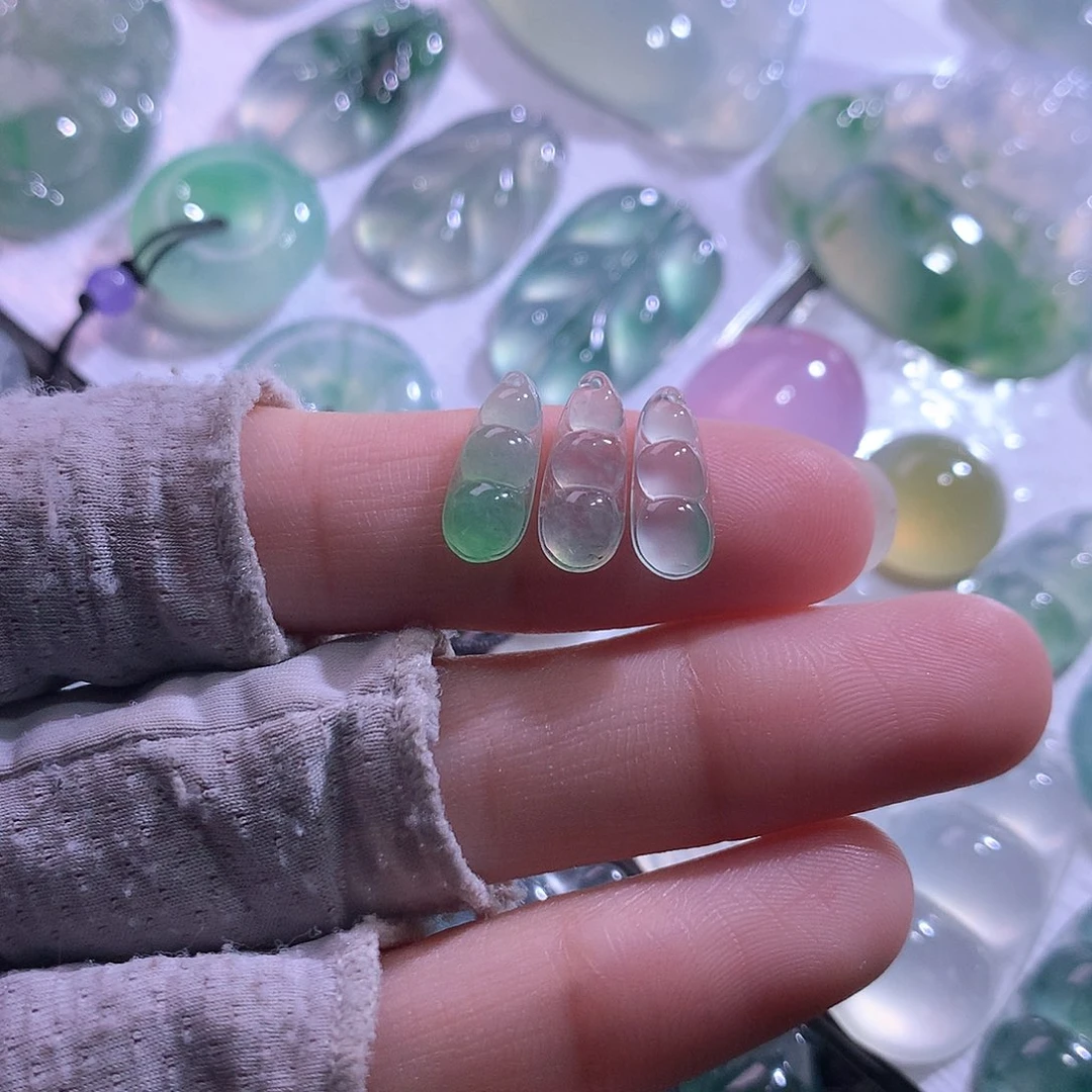 翡翠未镶嵌颈饰一手