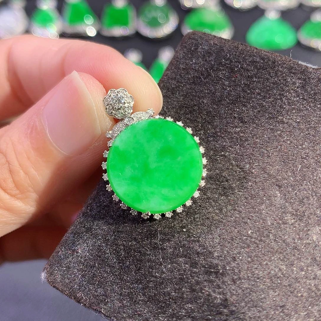 翡翠18K金镶嵌吊坠(赠链)