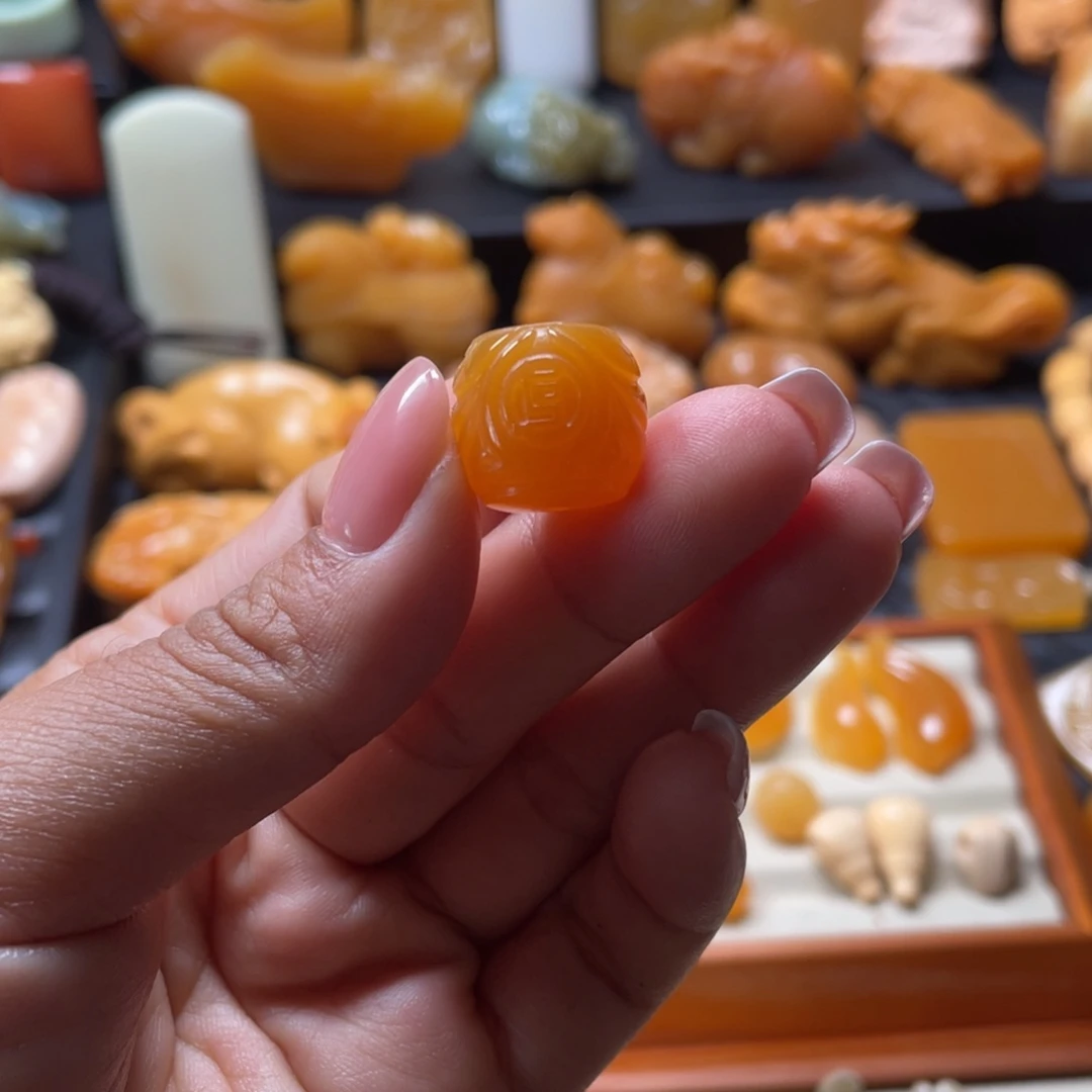 颈饰未镶嵌石英质玉（缅黄）