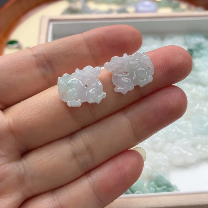 池***友翡翠未镶嵌颈饰翡翠麒麟