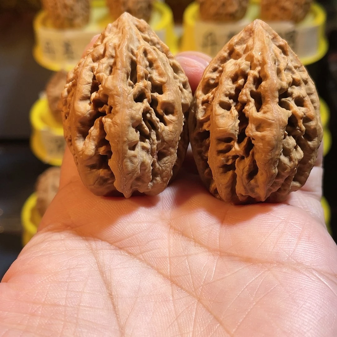 文玩核桃吊坠滚龙纹