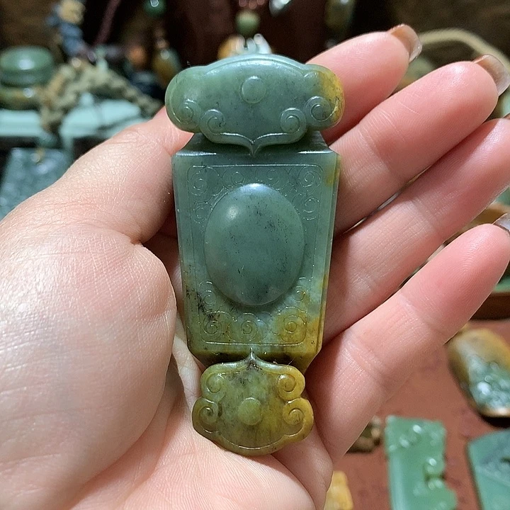 未镶嵌岫岩河磨玉（透闪石质玉）挂件