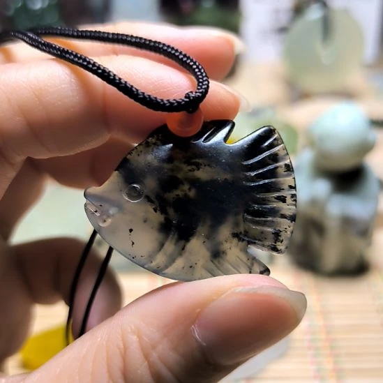 蛇纹石玉未镶嵌颈饰