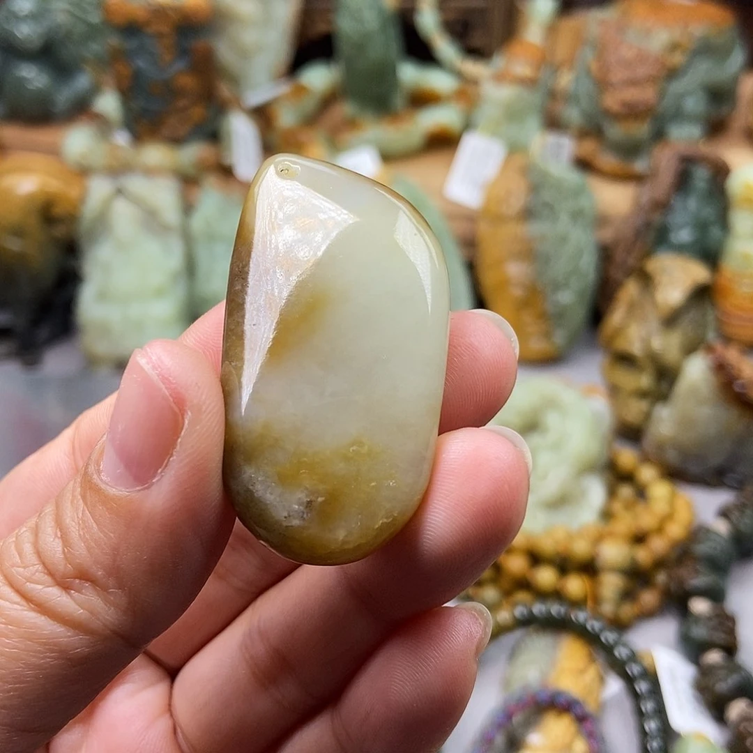 岫岩老玉（透闪石质玉）挂坠未镶嵌一****年