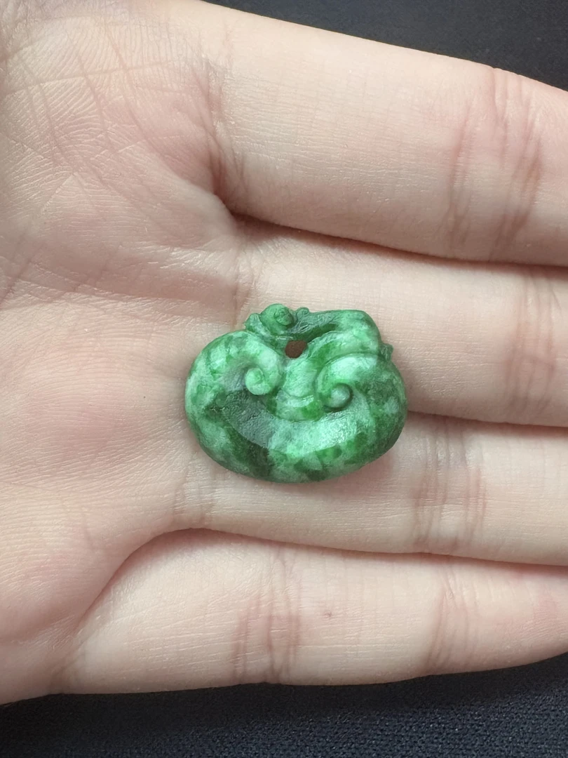 翡翠雕刻编织俏色精雕双面精美