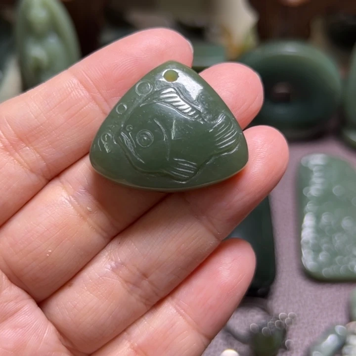 简***凡颈饰未镶嵌岫岩河磨玉（透闪石质玉）