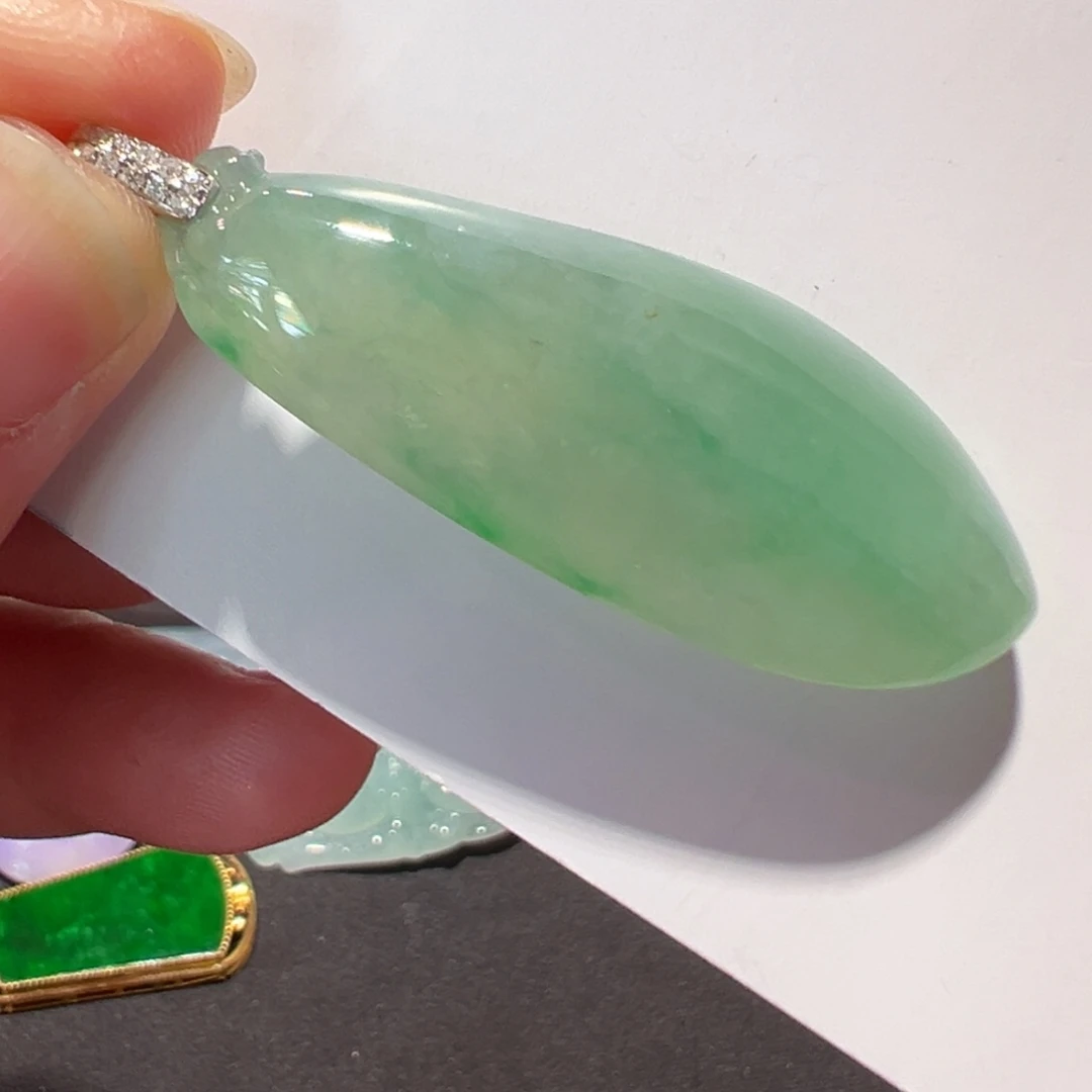 翡翠18K金镶嵌颈饰吊坠