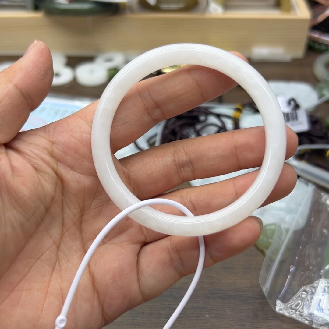 和田玉手镯未镶嵌58.9圈围743瑕