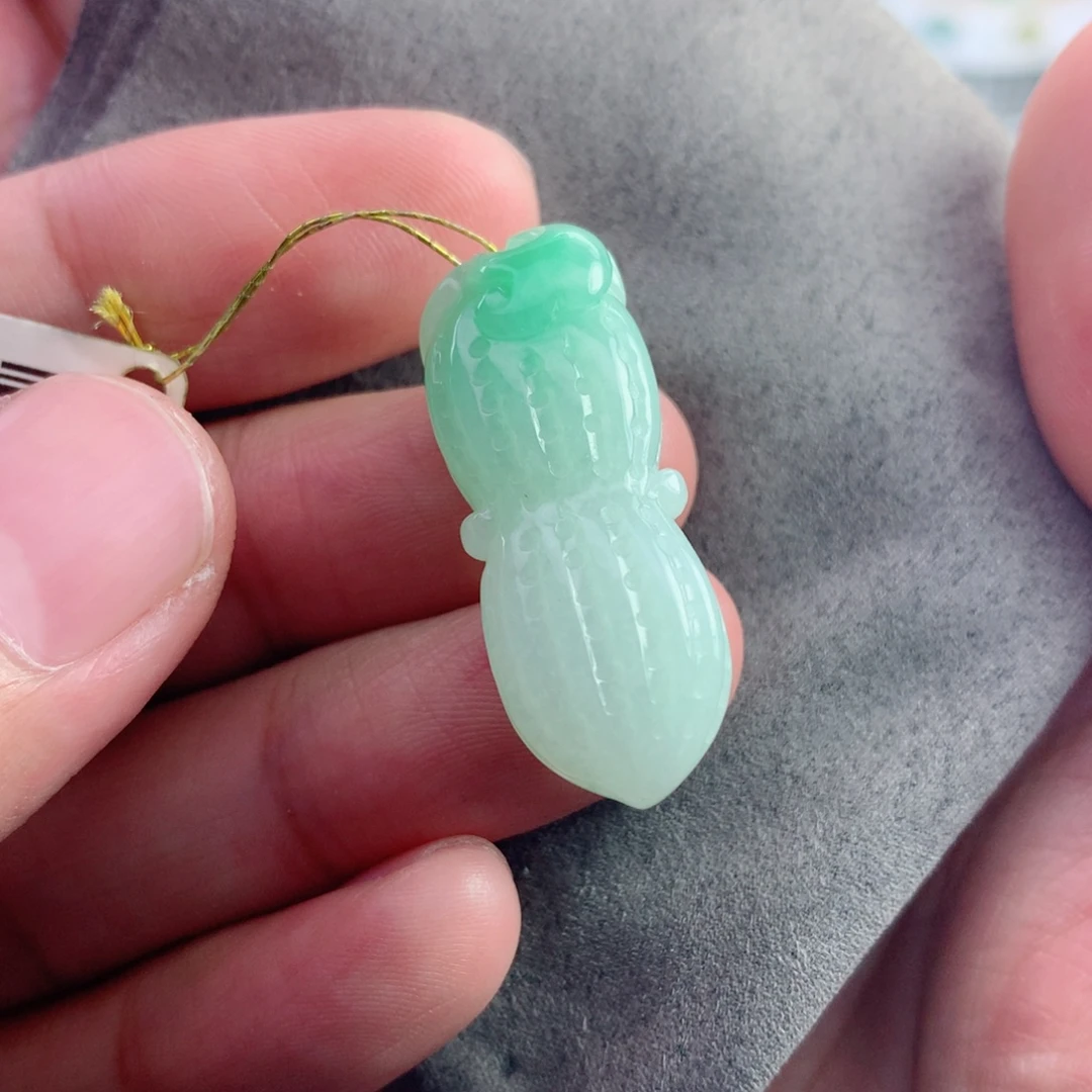 翡翠未镶嵌颈饰花生