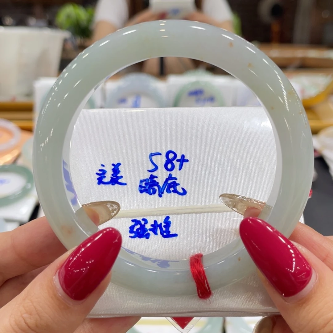 翡翠手镯未镶嵌翡翠