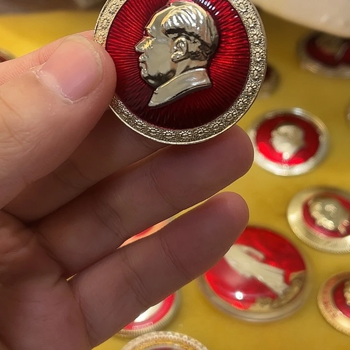 星***空像章一一一一一高贵轻言