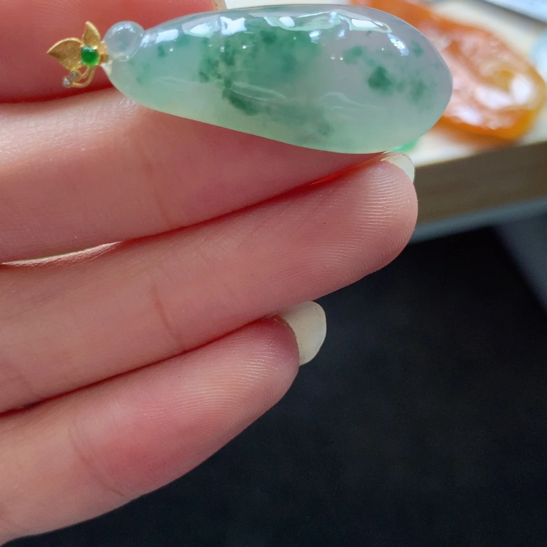 翡翠18K金镶嵌颈饰吊坠
