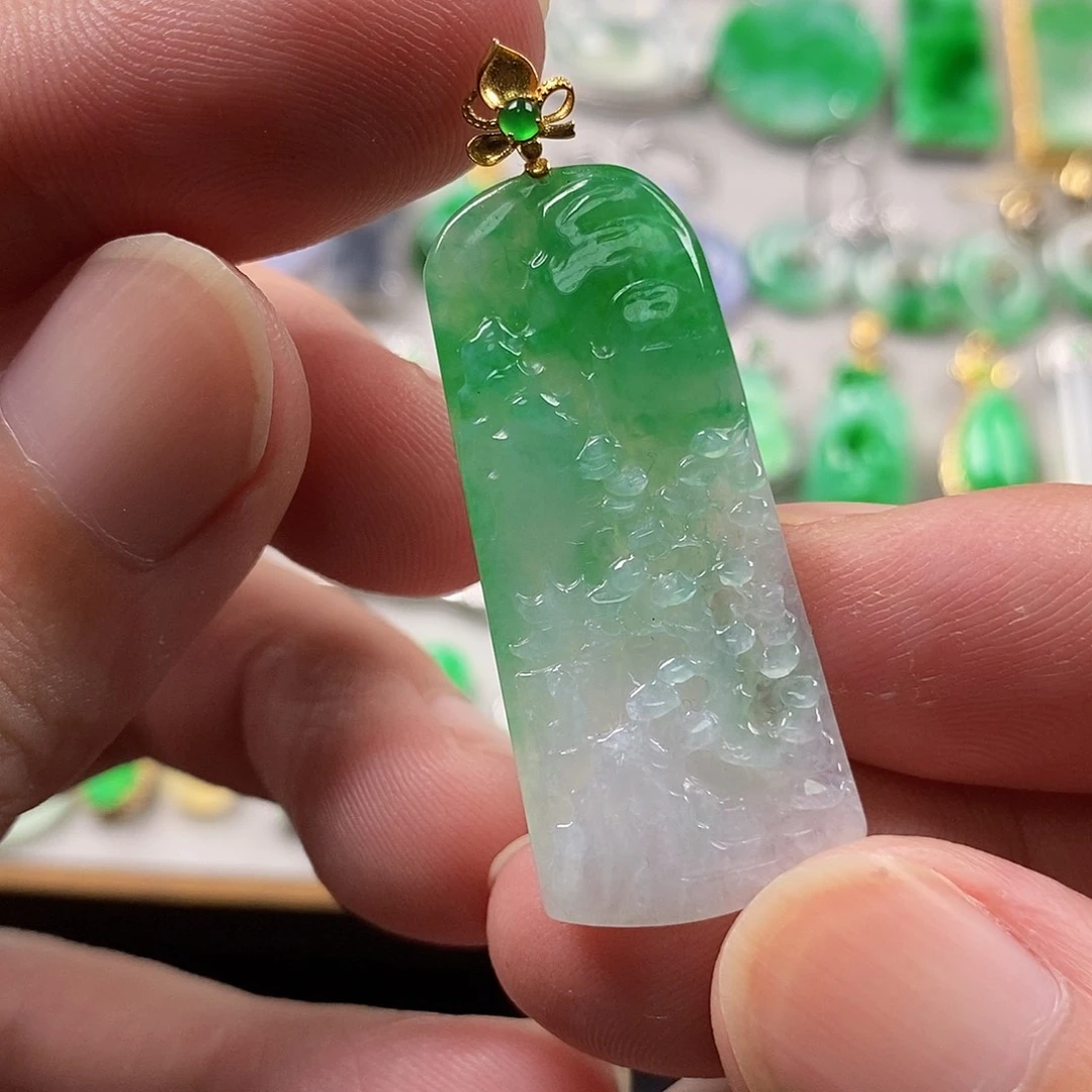 翡翠18K金镶嵌颈饰翡翠