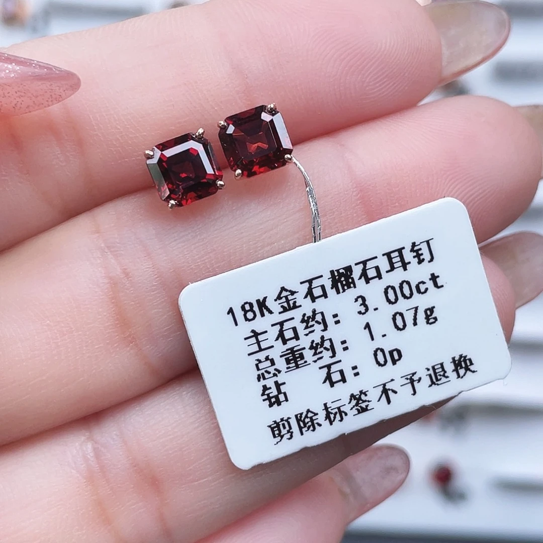 18K金镶嵌耳饰石榴石
