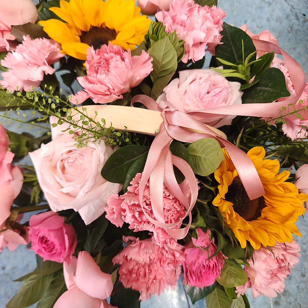 母亲节康乃馨玫瑰混搭花束手提花篮