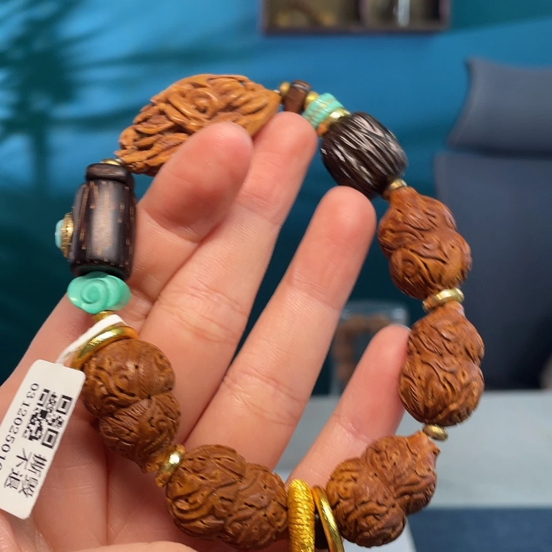 桃核大刀阔斧核雕作品