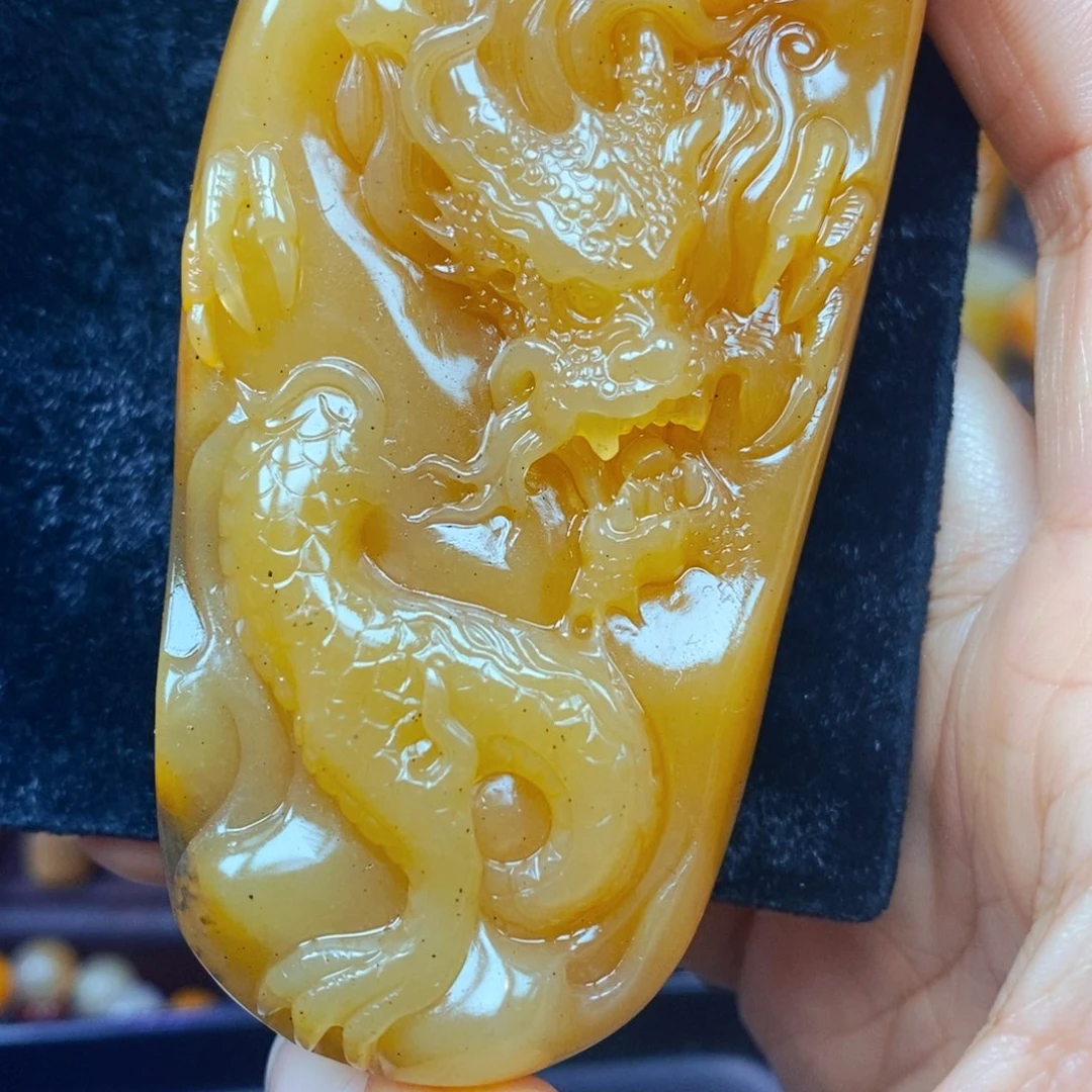 未镶嵌石英质玉（黄龙玉）颈饰