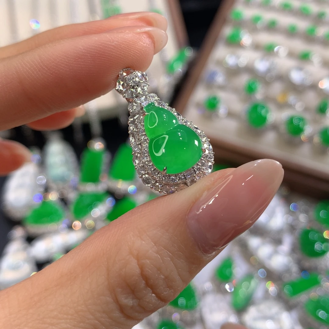 ****N翡翠18K金镶嵌颈饰葫芦