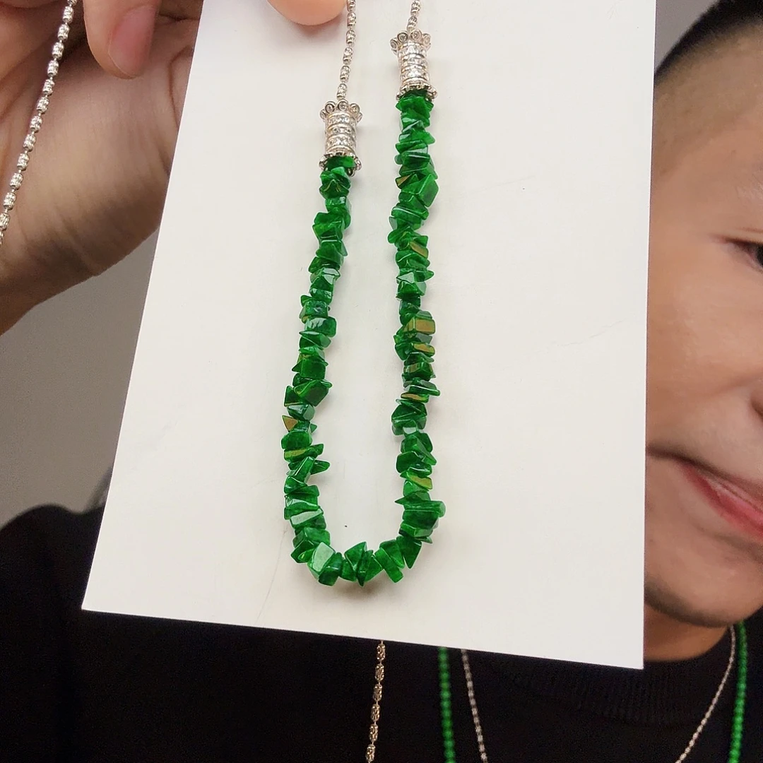 翡翠未镶嵌颈饰一件