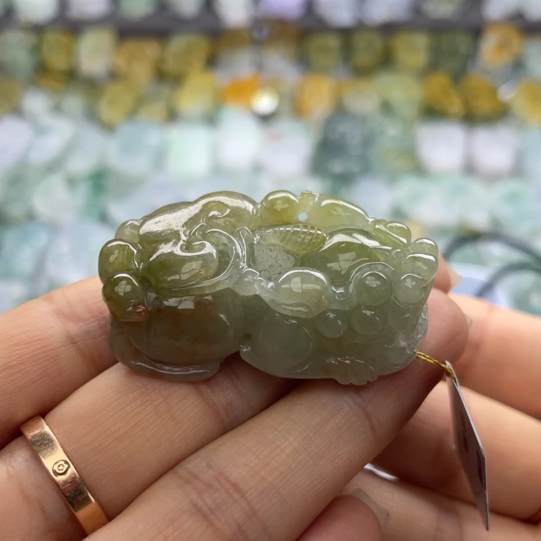 用***精颈饰未镶嵌翡翠貔貅