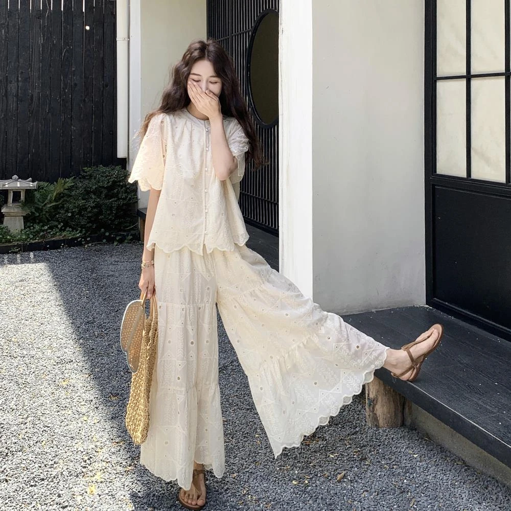 独特漂亮米色中式风刺绣镂空套装女2025夏季高级感喇叭裙裤两件套