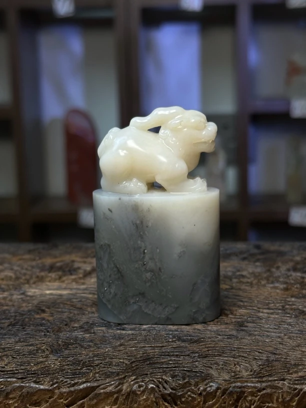 寿山坑头巧色兽钮扁章