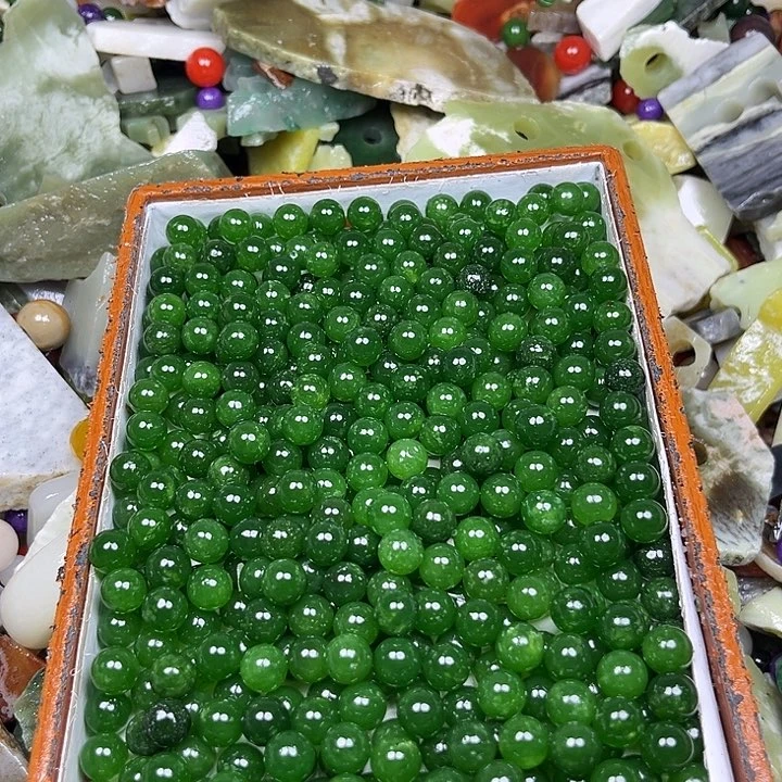 未镶嵌透闪石质玉珠宝奇石