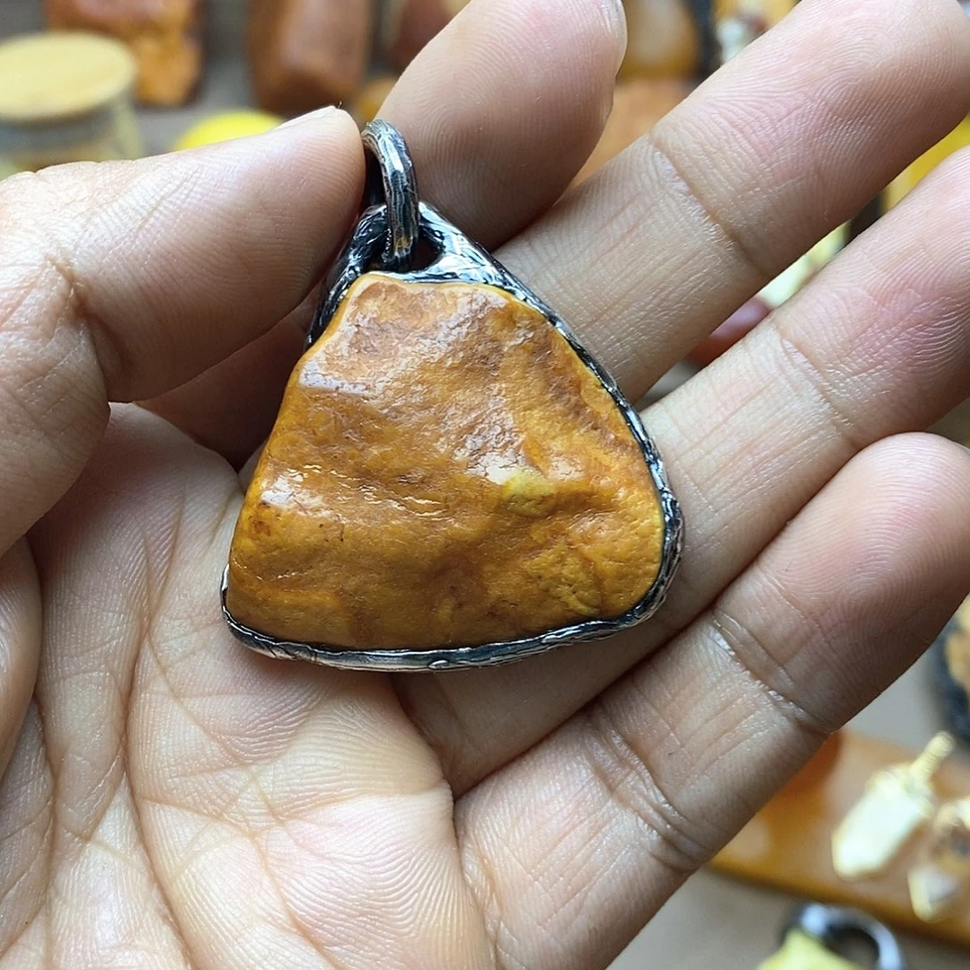 昊***天琥珀颈饰未镶嵌虎皮琥珀金字塔挂坠