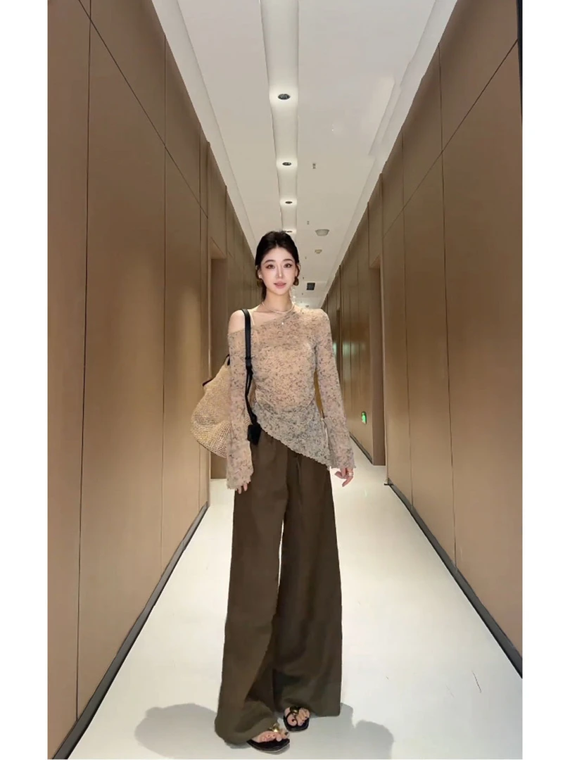 2025早秋新款高级时尚薄款不规则碎花斜肩t恤卡其色阔腿裤套装女