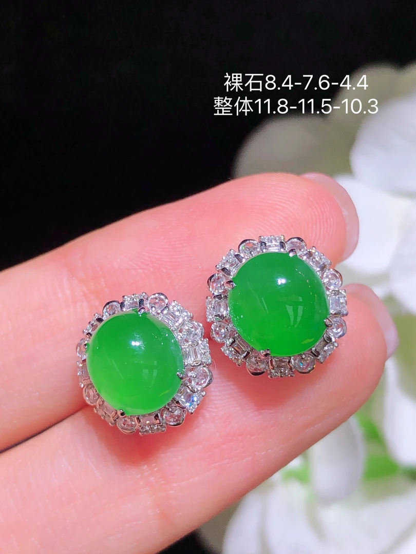 天然缅料A货翡翠阳绿蛋面耳钉18K金镶钻