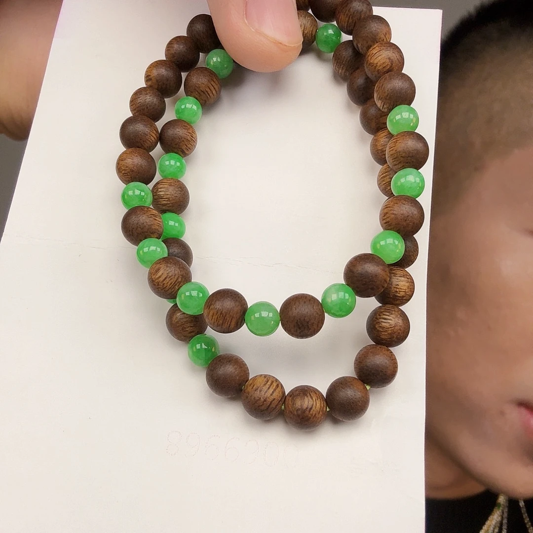 翡翠未镶嵌颈饰一件