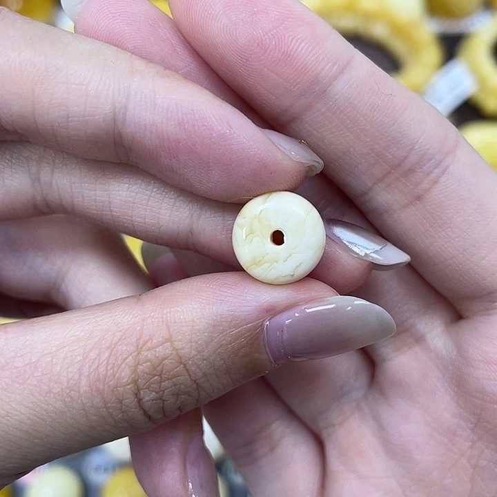 琥珀未镶嵌裸石11.3*5.2mm扣子瑕 205