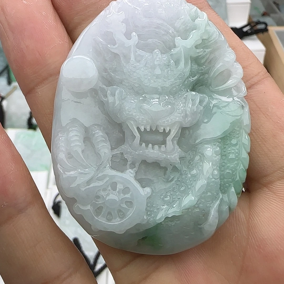 小***操翡翠未镶嵌颈饰翡翠