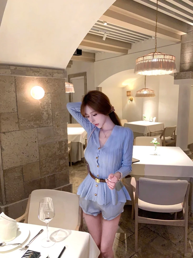 法式蓝色V领荷叶边长袖针织衫女秋季内搭气质名媛收腰上衣+短裤