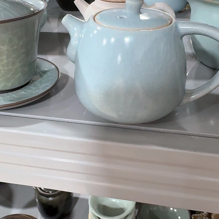 主人杯一个，瓷。。品茗