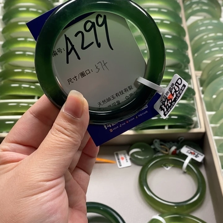 自***人蛇纹石玉未镶嵌手镯