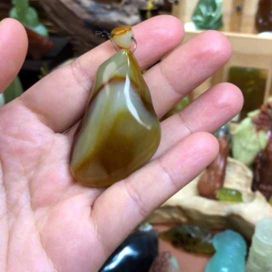 蛇纹石玉未镶嵌颈饰