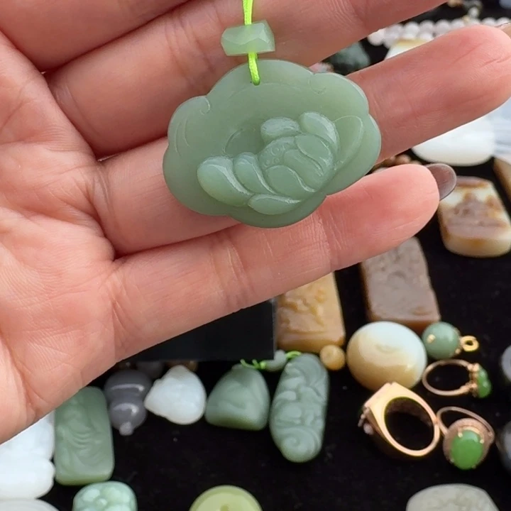 轻***写和田玉未镶嵌颈饰