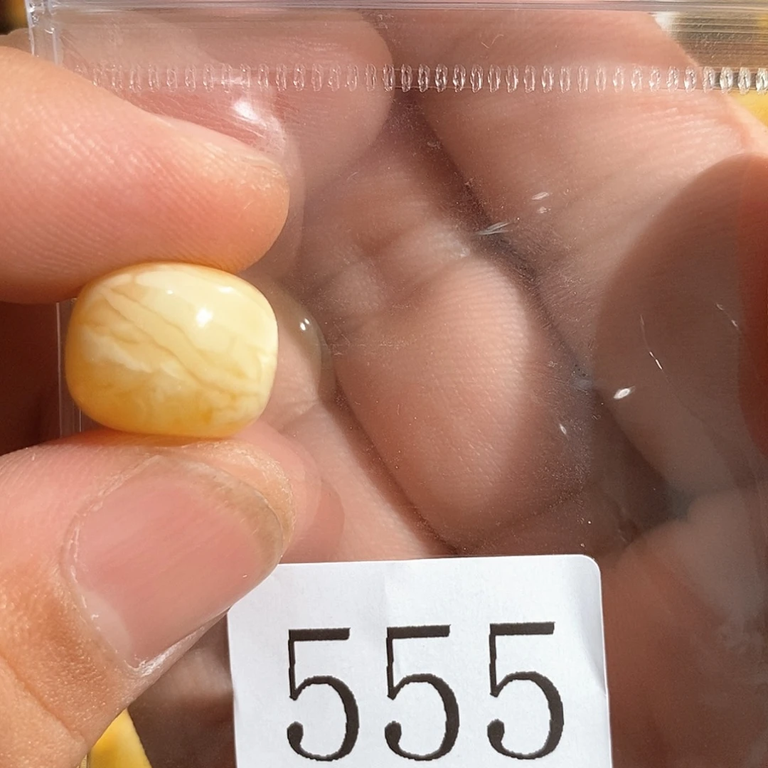未镶嵌琥珀珠宝奇石555