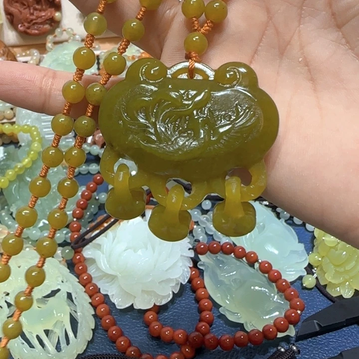 合金蛇纹石玉吊坠
