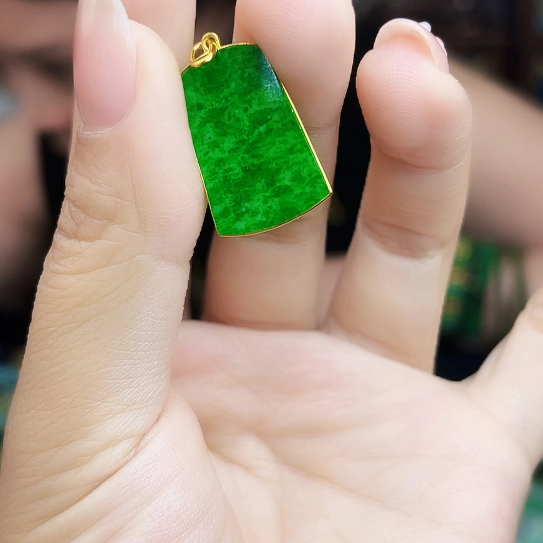 翡翠18K金镶嵌颈饰多样性