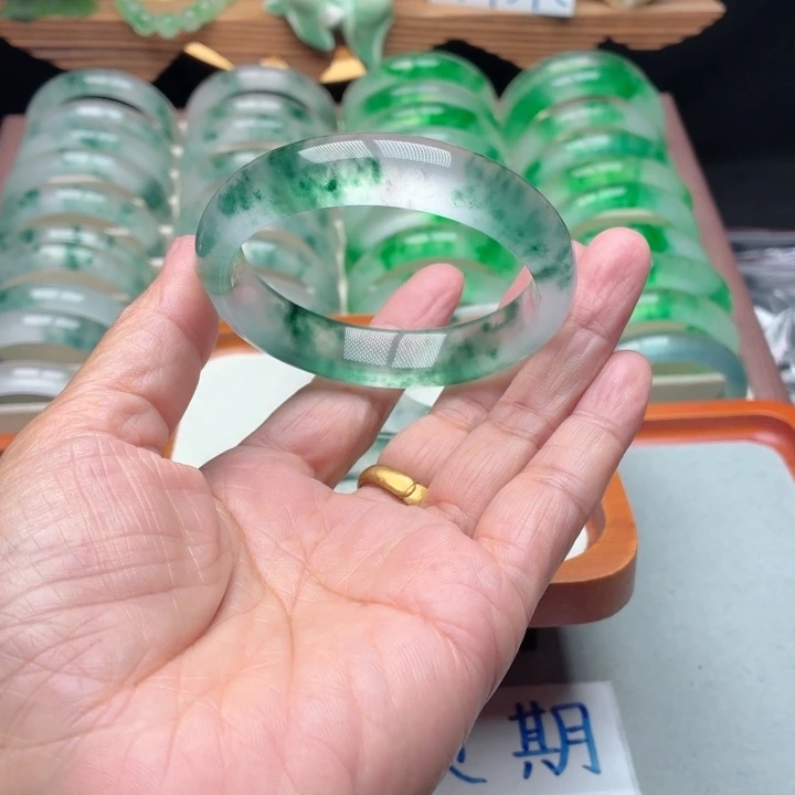 行***-石英质玉未镶嵌手镯