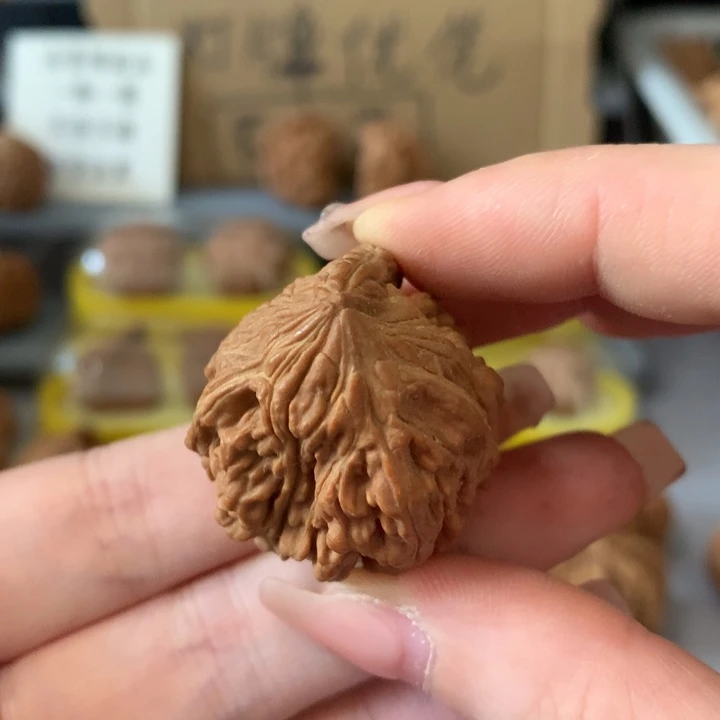 学***持吊坠文玩核桃异形单只，有瑕疵