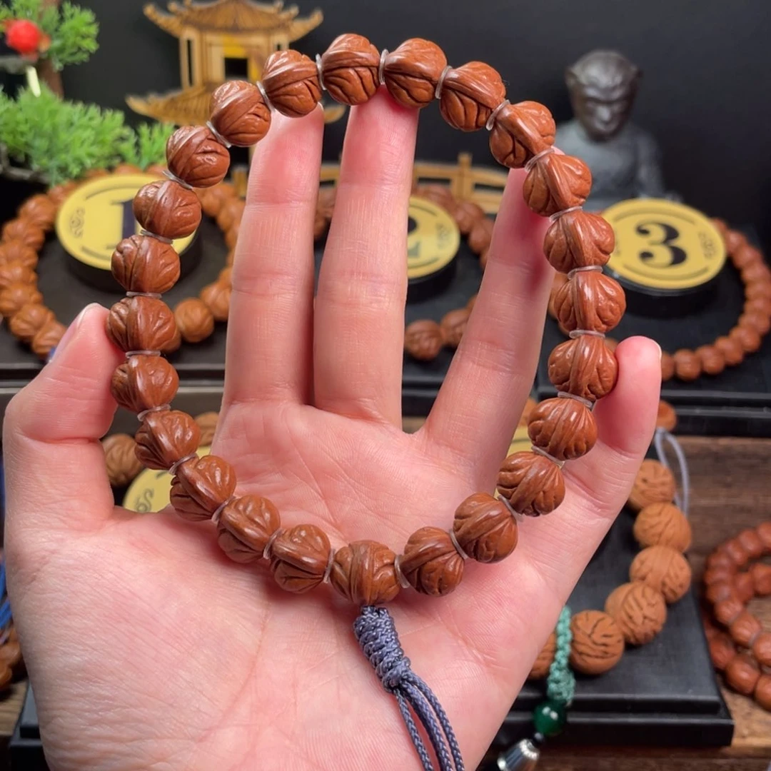 吊坠桃核玉龙脊13手持