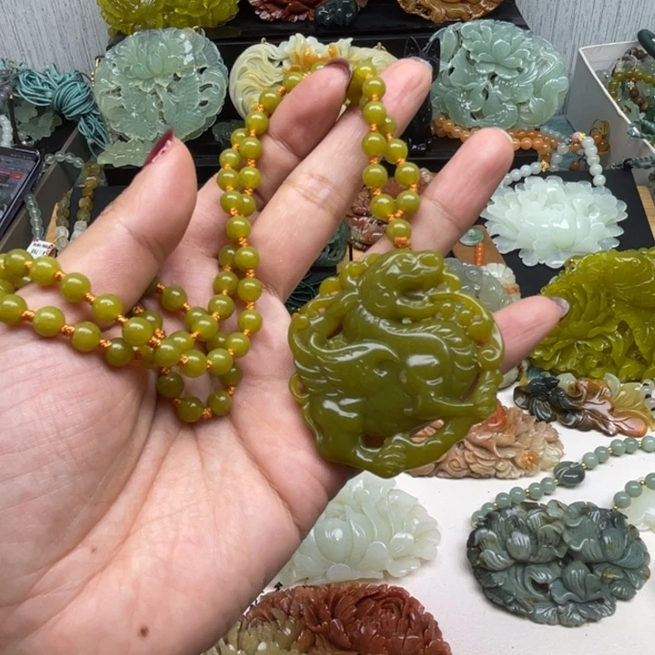 蛇纹石玉未镶嵌颈饰