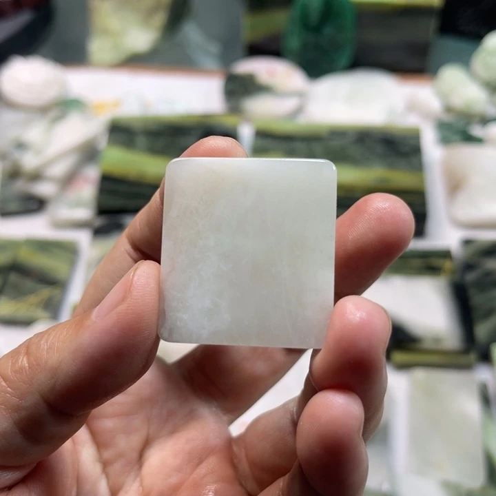 独山玉未镶嵌颈饰