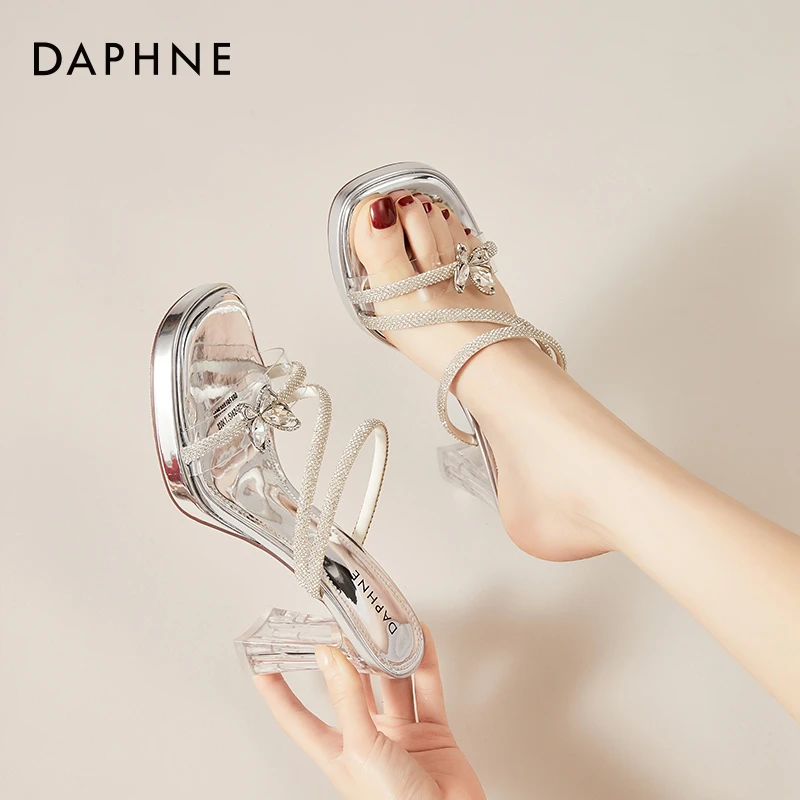 达芙妮罗马高跟凉鞋2025夏季新款蝴蝶交叉带显瘦露趾透明跟一字拖