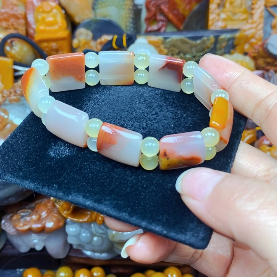 未镶嵌石英质玉（黄龙玉）颈饰