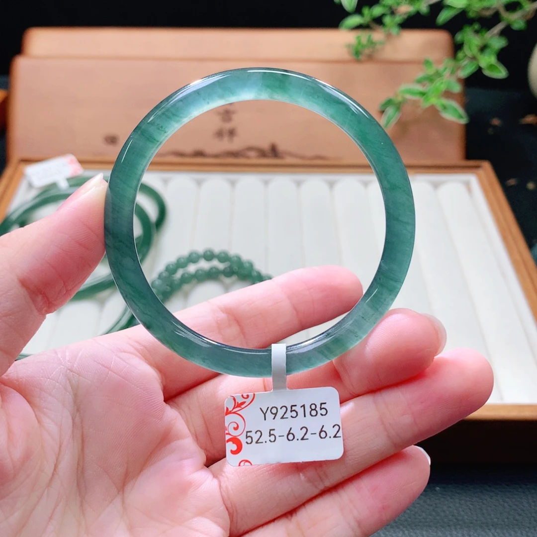 翡翠未镶嵌手镯（圆镯）